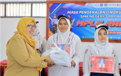 SMK NEGERI 3 PROBOLINGGO IKUTI PROGRAM ANAK ASUH DARI DINAS PENDIDIKAN PROVINSI JATIM, 10 SISWA TERIMA SERAGAM GRATIS