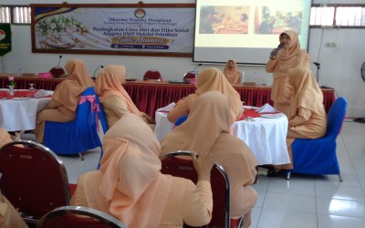 TINGKATKAN CITRA DIRI DAN ETIKA SOSIAL, DHARMA WANITA PERSATUAN GELAR PELATIHAN TABLE MANNERS DI SMKN 3 PROBOLINGGO